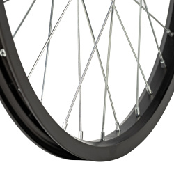 Колесо 20" переднее, одинарный алюм.обод 32H, стал. втулка с насып. полшип., эксц., черный Колесо 20" переднее, одинарный алюм.обод 32H, стал. втулка с насып. полшип., эксц., черный